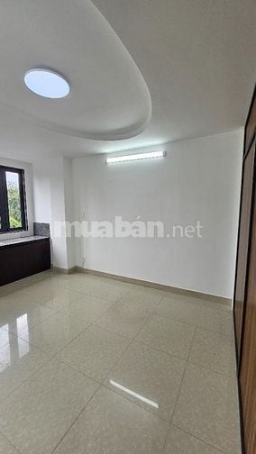 PHÒNG TRỌ CÓ CHỔ ĐẬU Ô TÔ, MẶT TIỀN, CỬA SỔ, BAN CÔNG ĐẦY ĐỦ