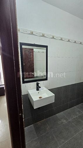 PHÒNG TRỌ CÓ CHỔ ĐẬU Ô TÔ, MẶT TIỀN, CỬA SỔ, BAN CÔNG ĐẦY ĐỦ