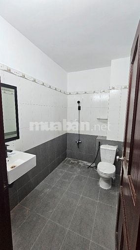 PHÒNG TRỌ CÓ CHỔ ĐẬU Ô TÔ, MẶT TIỀN, CỬA SỔ, BAN CÔNG ĐẦY ĐỦ