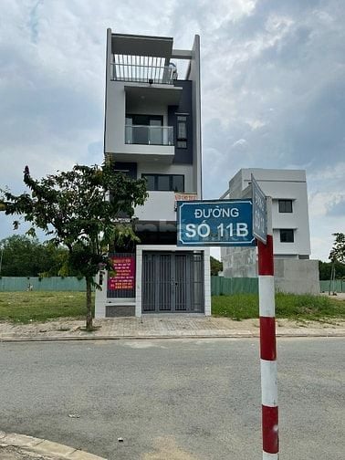 Cho thuê Nhà mặt phố tại Dương Hồng Garden House, Nguyễn Văn Linh, Bìn