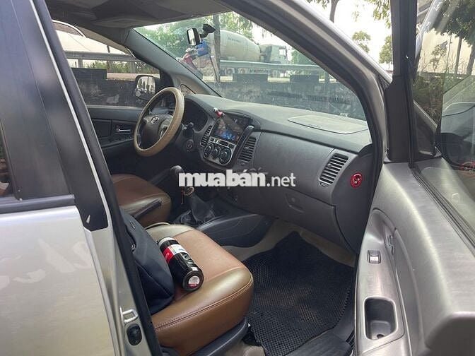 Tôi cần bán chiếc xe ô tô Toyota Innova 2.0E
