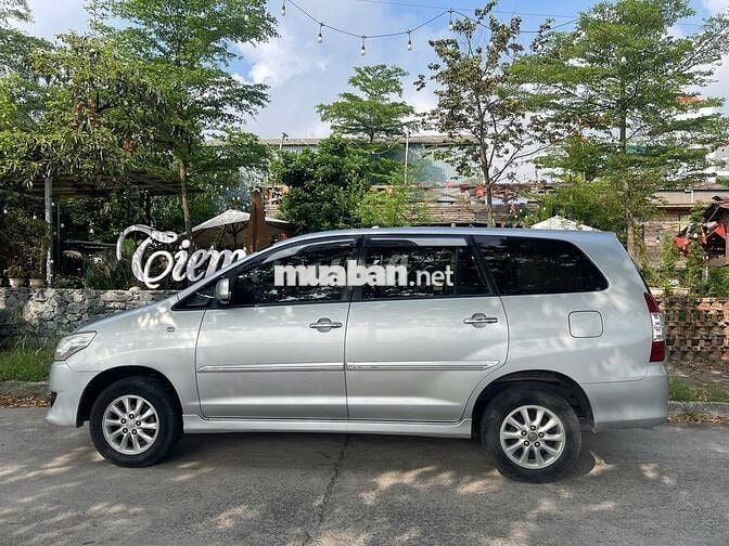 Tôi cần bán chiếc xe ô tô Toyota Innova 2.0E