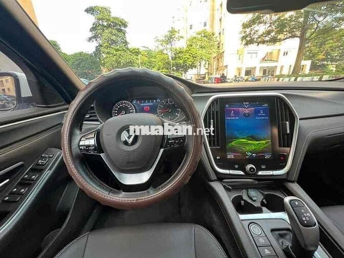 VinFast Lux A2.0 bản Plus 2022
