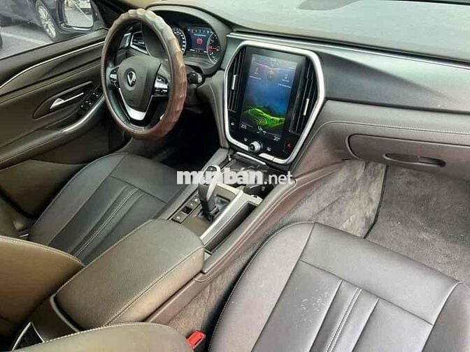VinFast Lux A2.0 bản Plus 2022
