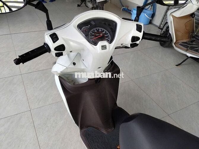 Cần bán xe tay ga Vision màu trắng