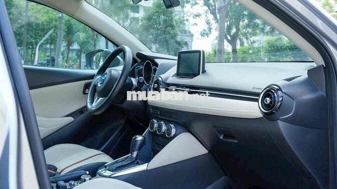 Bán Mazda 2 Hatchback Sport 2015 nội thất kem