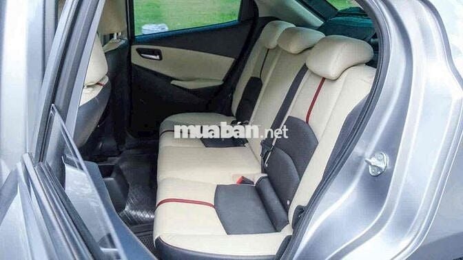 Bán Mazda 2 Hatchback Sport 2015 nội thất kem