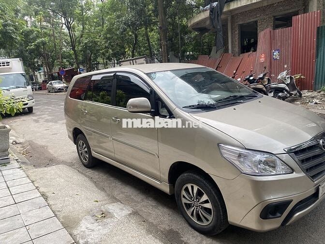 Gia đình bán xe INNOVA 2.0E sx 2016 rất mới và đẹp