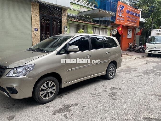 Gia đình bán xe INNOVA 2.0E sx 2016 rất mới và đẹp