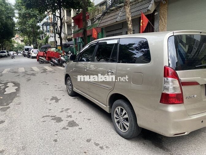 Gia đình bán xe INNOVA 2.0E sx 2016 rất mới và đẹp