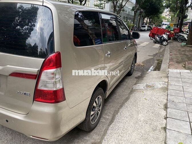 Gia đình bán xe INNOVA 2.0E sx 2016 rất mới và đẹp