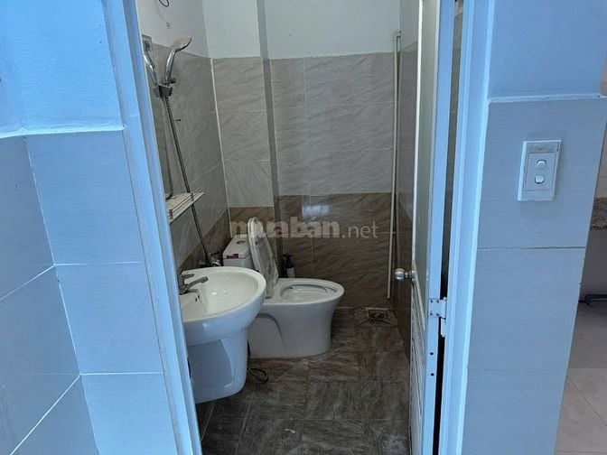 Cho thuê nhà nguyên căn mặt đường 6m , thông thoáng 
