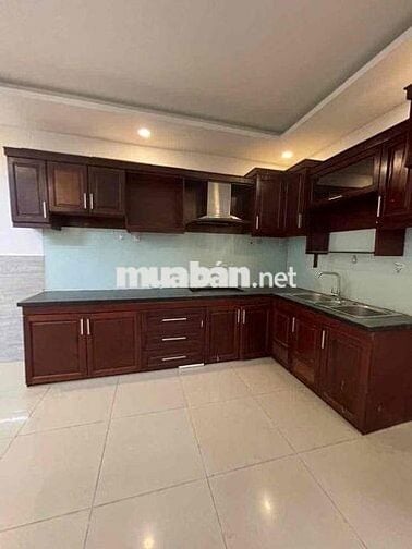 nhà 8x25m 1 trệt 1 lửng có 4 phonhf ngủ 2wc phù hợp làm may cắt, dày.