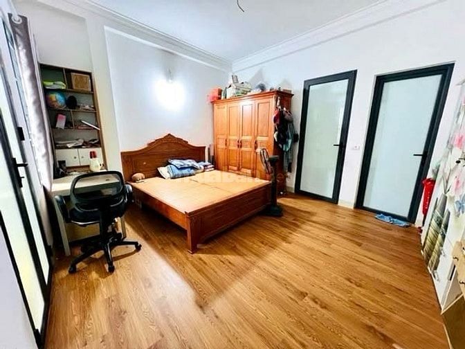 CHỈ HƠN 6 TỶ NHÀ 5 TẦNG - PHỐ TRẠM - NGAY GẦN Ô TÔ TRÁNH