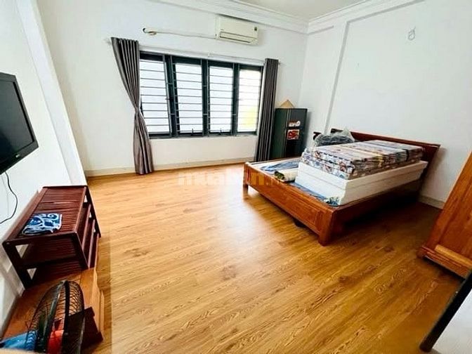 CHỈ HƠN 6 TỶ NHÀ 5 TẦNG - PHỐ TRẠM - NGAY GẦN Ô TÔ TRÁNH