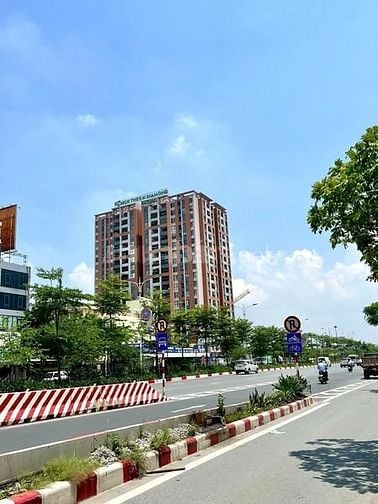 CHỈ HƠN 6 TỶ NHÀ 5 TẦNG - PHỐ TRẠM - NGAY GẦN Ô TÔ TRÁNH