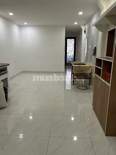 Căn mặt tiền lầu 2, nhà tập thể đường Lê Hồng Phong P10 Q10