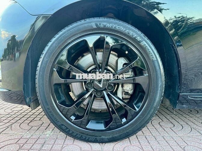 VinFast Lux A2.0 2019 2.0 AT - 32000 km