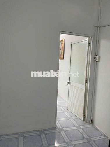Nhà mới sửa,sạch sẽ, 3.5m x 10m,1 lầu, 1PN (có máy lạnh),hẻm Bình Tiên