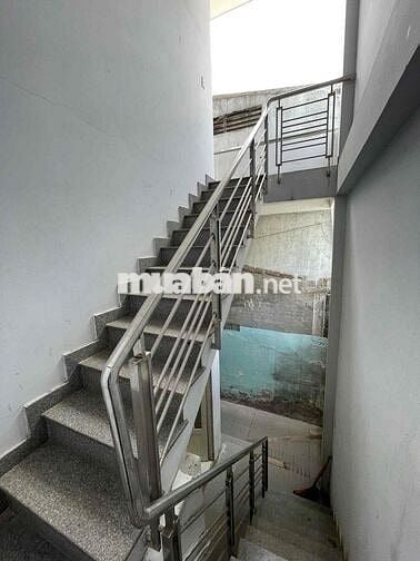 nhà 100m2 1lầu 4pn 3wc sân xe hơi ngay Hoàng Diệu2 15triệu