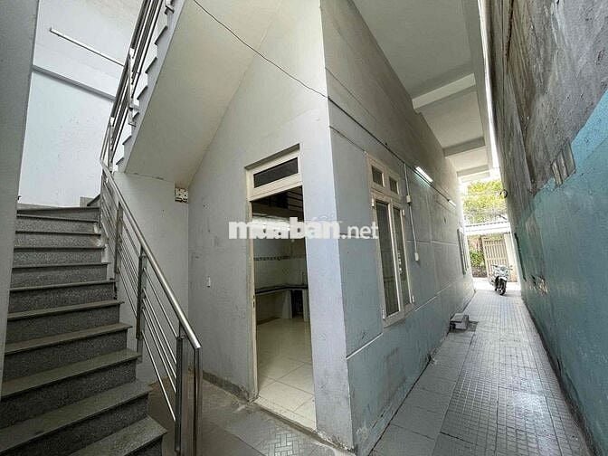 nhà 100m2 1lầu 4pn 3wc sân xe hơi ngay Hoàng Diệu2 15triệu