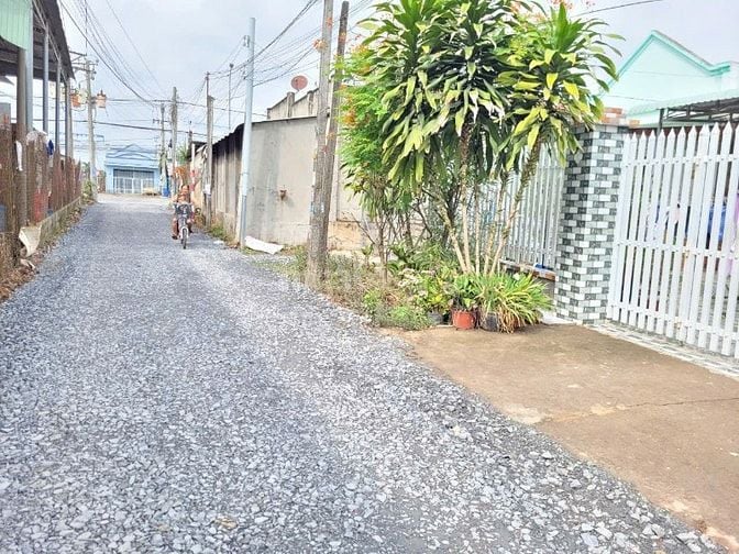 ngang 6m có 2 mặt tiền. full thổ cư. Ngay KCN Phước Đông. 695 tr