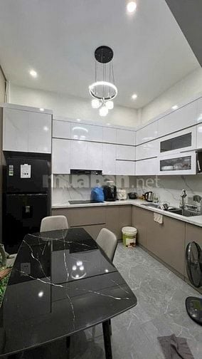 NHÀ MINH KHAI 42m LÔ GÓC NỞ HẬU giá 8** tỷ.