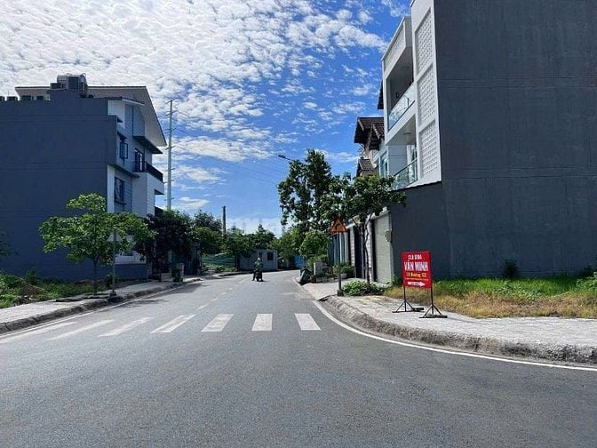 Bán nhà căn góc đường Mai Chí Thọ kdc Cán BCNV Quận 2 cũ gần chợ 156m2