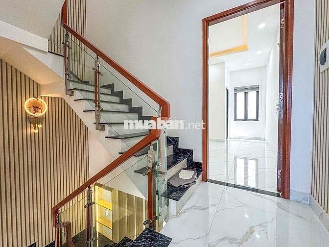 Nhà Sạch Sẻ DT 220m2 1Trệt 1Lửng 3Lầu 4Pn 5Wc Sân Thượng Hẻm Xe Tải