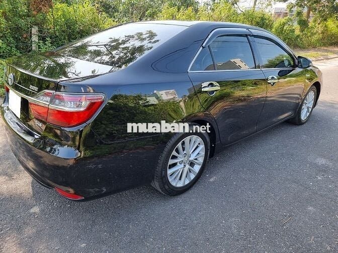 Toyota Camry 2.0E 2017 màu đen