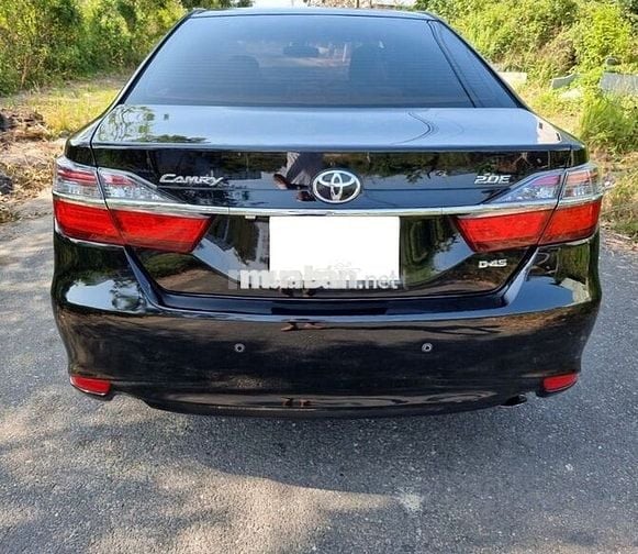 Toyota Camry 2.0E 2017 màu đen