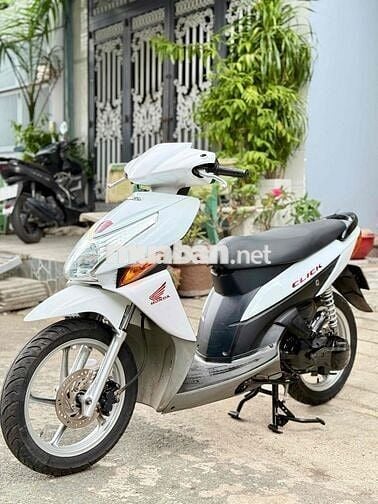 Honda Click trắng, tay ga, chất liệu nhựa