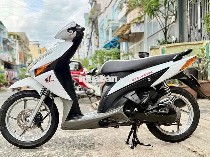 Honda Click trắng, tay ga, chất liệu nhựa