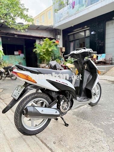 Honda Click trắng, tay ga, chất liệu nhựa