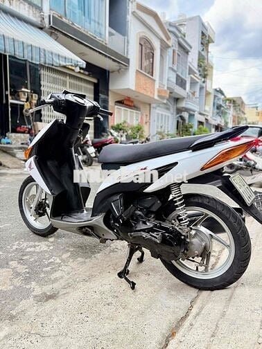 Honda Click trắng, tay ga, chất liệu nhựa