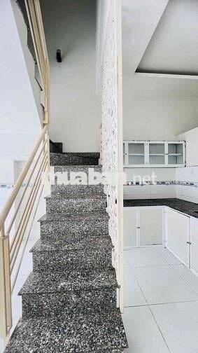 Nhà Gần Chợ Đường DT 120m2 1Trệt 1Lầu 3Pn 3Wc Sân Đậu Xe Máy Hẻm Cụt
