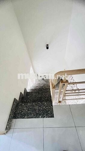 Nhà Gần Chợ Đường DT 120m2 1Trệt 1Lầu 3Pn 3Wc Sân Đậu Xe Máy Hẻm Cụt