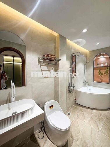 Cô Tám Cần Tiền Cho Con Đi Du Học Thụy Sĩ Bán Nhà Võ Thị Sáu, Quận 1.