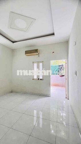 Nhà Gần Chợ Đường DT 120m2 1Trệt 1Lầu 3Pn 3Wc Sân Đậu Xe Máy Hẻm Cụt