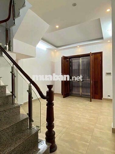 CHO THUÊ NHÀ LONG BIÊN GẦN HỒ THẠCH BÀN, KHU CN - Đường rộng, vỉa hè