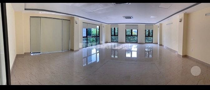 Cho thuê tầng 4 nhà ngõ 80 Chùa Láng, DT 120m2, thang máy, view hồ