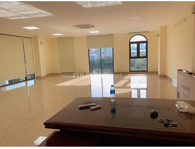Cho thuê tầng 4 nhà ngõ 80 Chùa Láng, DT 120m2, thang máy, view hồ