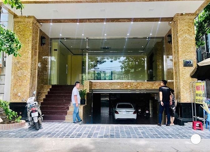 Cho thuê tầng 4 nhà ngõ 80 Chùa Láng, DT 120m2, thang máy, view hồ