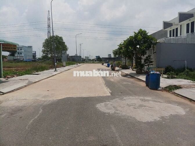 VỊ TRÍ ĐỘC QUYỀN: ngay trung tâm huyện ,2p đến cổng VINHOMES