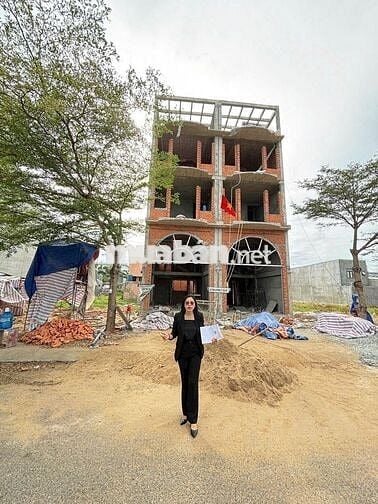 VỊ TRÍ ĐỘC QUYỀN: ngay trung tâm huyện ,2p đến cổng VINHOMES