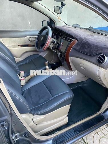 Nissan Livina 2011 số sàn.