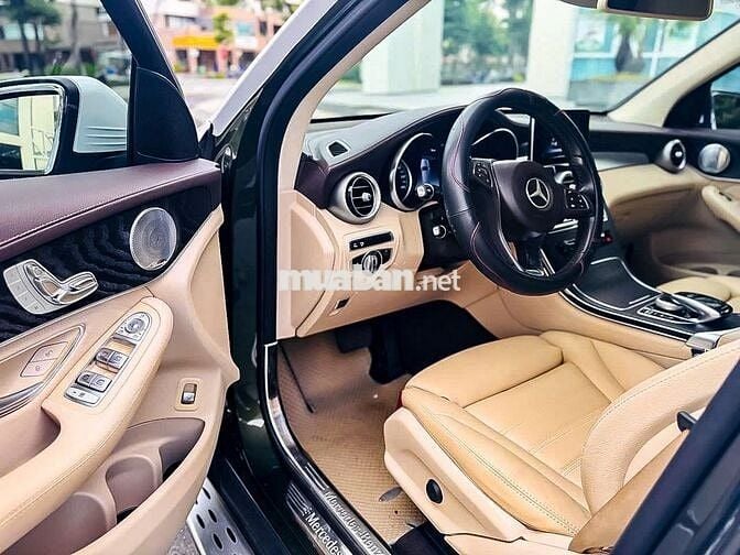 Mercedes Benz GLC300 4MATIC AMG model 2019