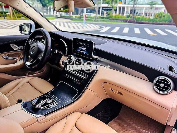 Mercedes Benz GLC300 4MATIC AMG model 2019
