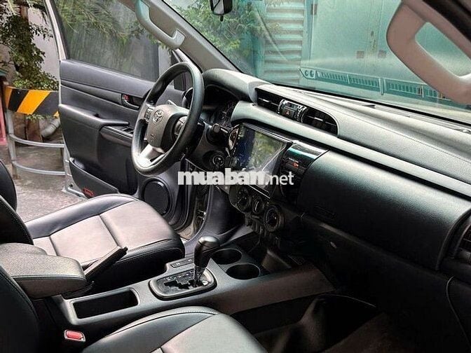 Toyota Hilux 2.4E AT 4x2 – Bán Tải Máy Dầu