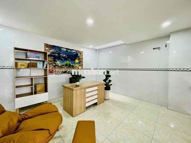 Nhà Sạch Sẻ DT 200m2 1Trệt 1Lửng 2Lầu 4Pn 3Wc Có Sẳn Nội Thất Hẻm Tải